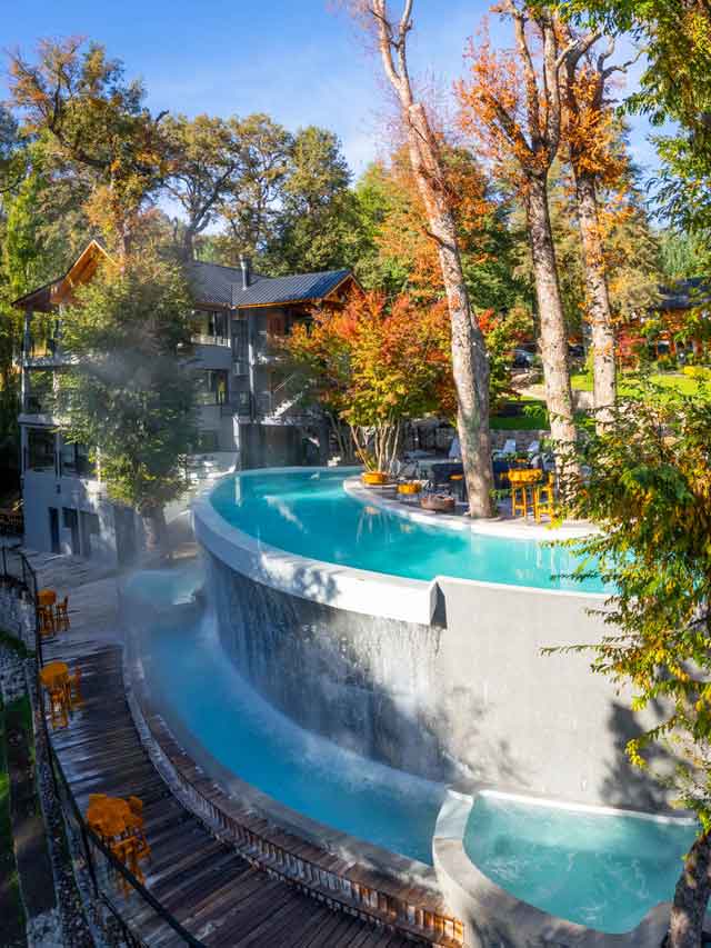 piscina rotui luxury village en otoño
